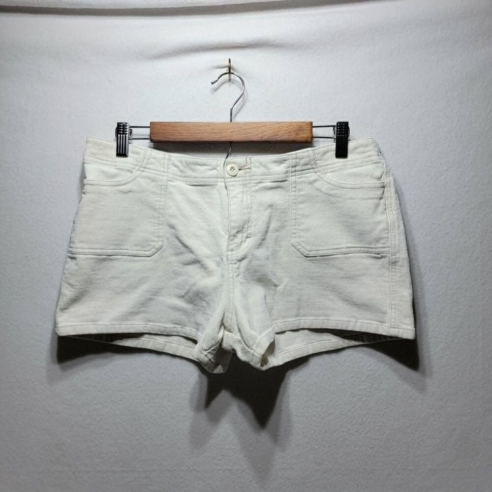 Women's Rue 21 Curvy High Waisted Shorts. Size 9/10 White